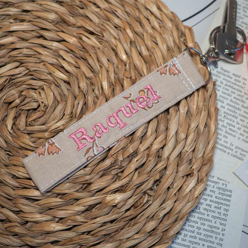 LLAVERO CON MOSQUETON DE FLORES BORDADO