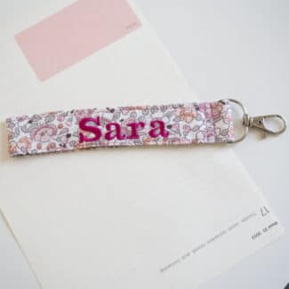 llavero de tela bordado en tejido de flores