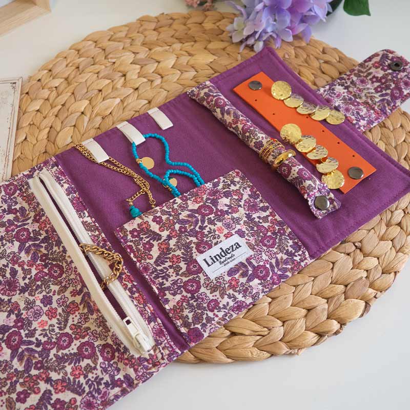 LINDEZA-JOYERO-DE-VIAJE-ROMINA-FLORES-INTERIOR-JOYERO-ACOLCHADO