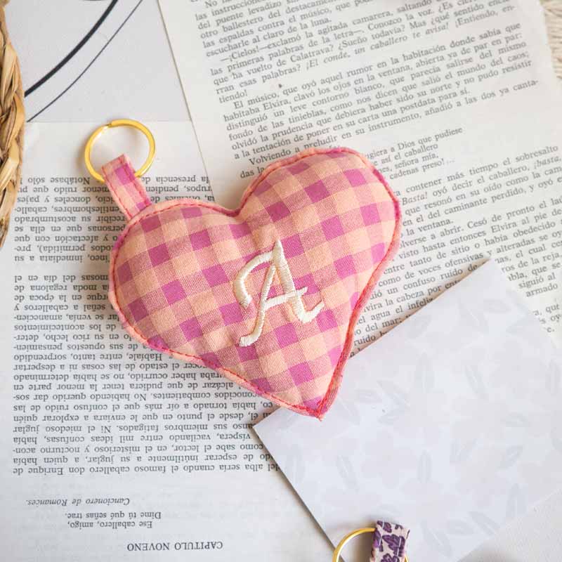 LINDEZA-CHARM-LLAVERO-BORDADO-CORAZÓN-MELOCOTÓN