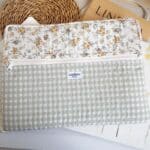 funda para portatil acolchada en tejido de flores y Vichy