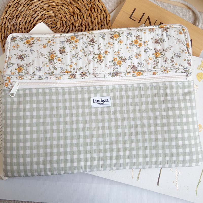 funda para portatil acolchada en tejido de flores y Vichy