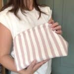 bolso clutch de rayas en rosa empolvado