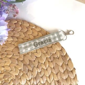 llavero bordado suculenta Vichy. Regalo para eventos e invitados