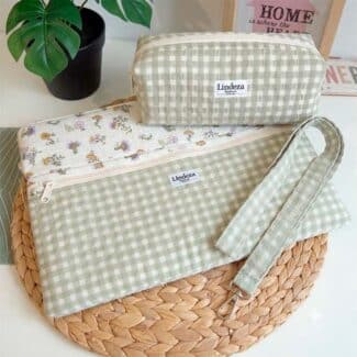Pack regalo suculenta que incluye una funda de portátil acolchada con cremallera, un estuche y un lanyard en tejido Vichy