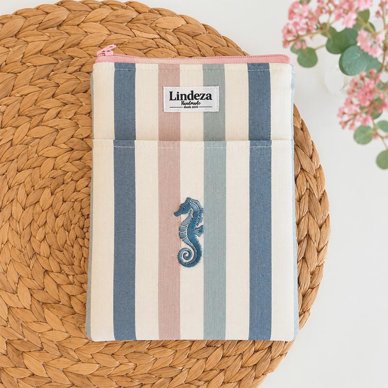Una funda para kindle con cremallera en tejido Conil