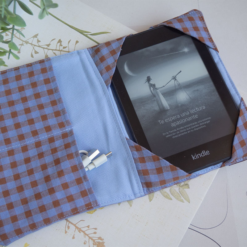 Funda con la Kindle en su interior