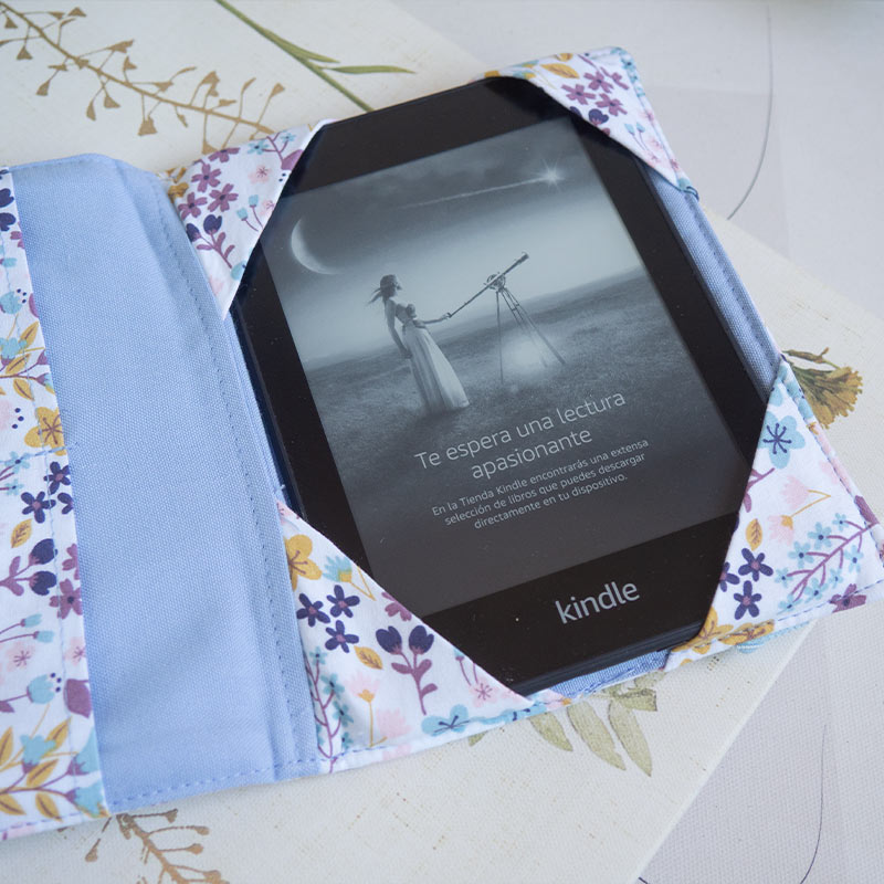 Funda para Kindle abierta con la Kindle en su interior.