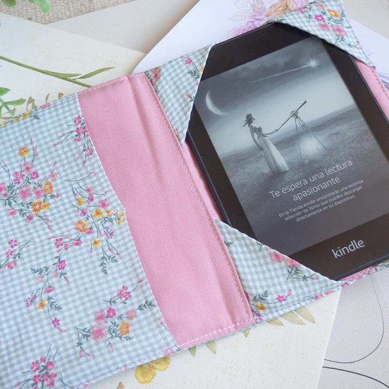 Funda abierta con Kindle en el interior